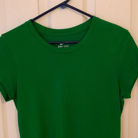 Green short sleeve Nike dri-fit - Picture 1 of 4